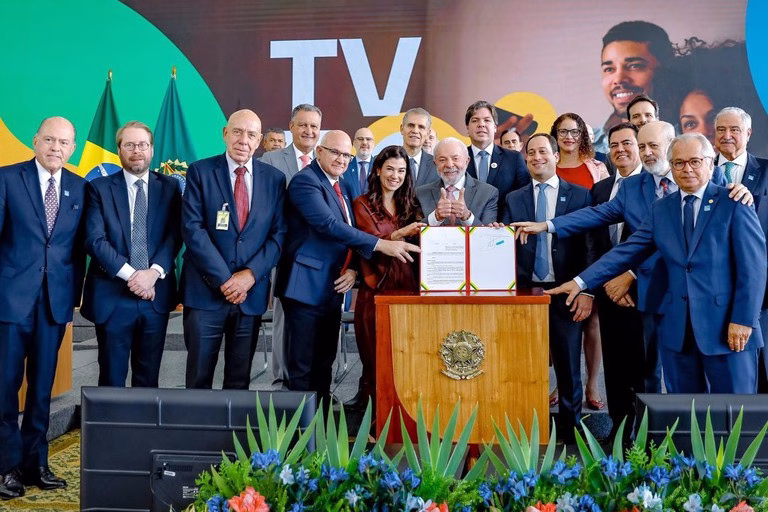 O presidente Luiz Inácio Lula da Silva assinou, nesta quarta-feira (27), o Decreto nº 12.595/2025, que regulamenta a TV 3.0 no Brasil.