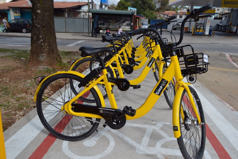 As bicicletas compartilhadas vêm conquistando cada vez mais espaço entre os usuários do transporte público em São José dos Campos.