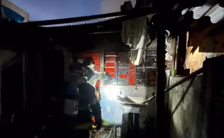Um incêndio em residência mobilizou equipes do Corpo de Bombeiros no início da noite de domingo (24) no bairro Campos de São José, na zona leste de São José dos Campos.