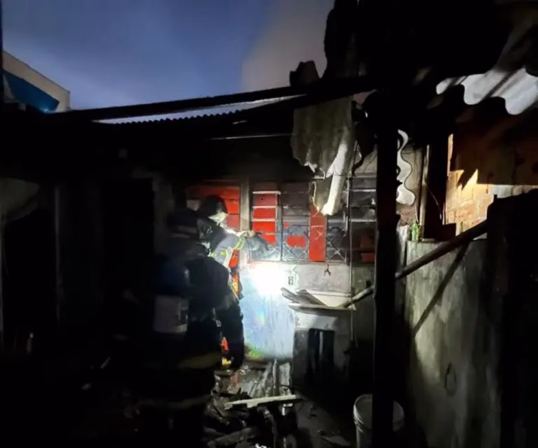Um incêndio em residência mobilizou equipes do Corpo de Bombeiros no início da noite de domingo (24) no bairro Campos de São José, na zona leste de São José dos Campos.
