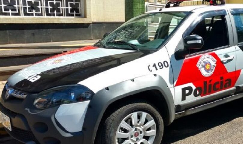 Um passageiro de um carro de aplicativo foi preso, nesta terça-feira (12), transportando mais de três mil porções de drogas no porta-malas do veículo, na Rodovia dos Tamoios, em Caraguatatuba.