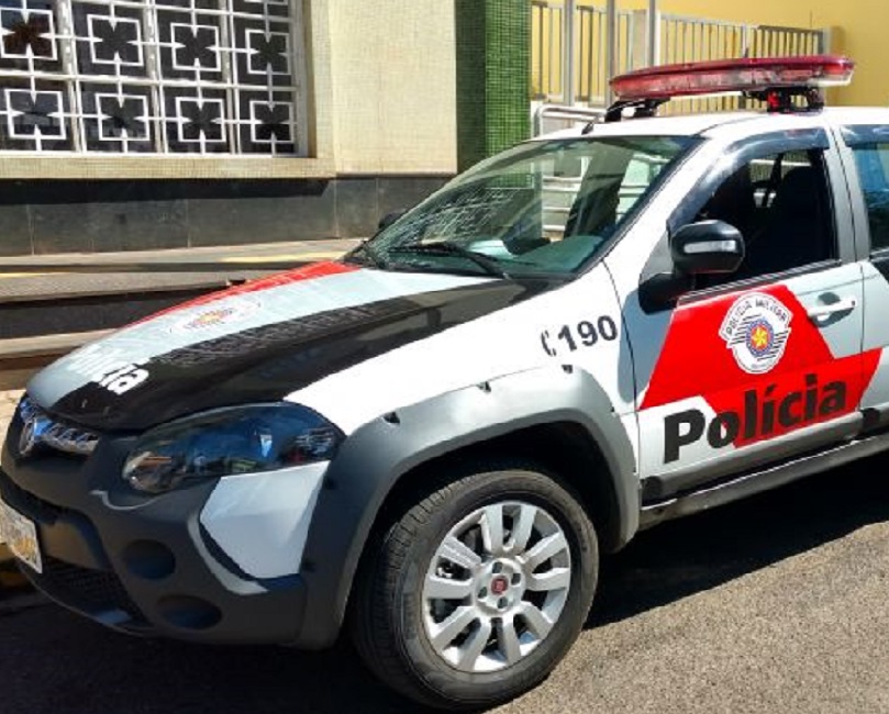 Um passageiro de um carro de aplicativo foi preso, nesta terça-feira (12), transportando mais de três mil porções de drogas no porta-malas do veículo, na Rodovia dos Tamoios, em Caraguatatuba.