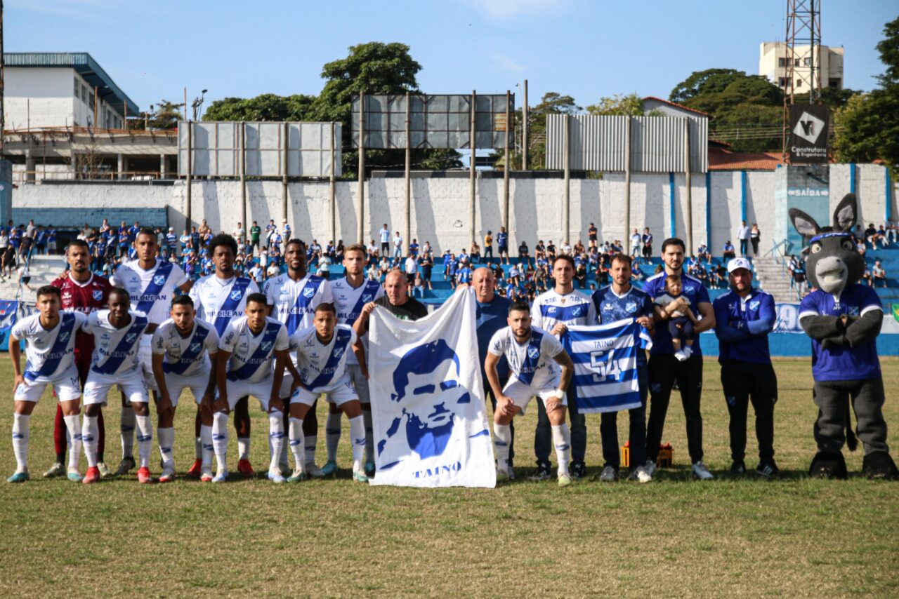 Elenco do EC Taubaté antes do clássico contra o São José EC no Joaquinzão pela Copa Paulista