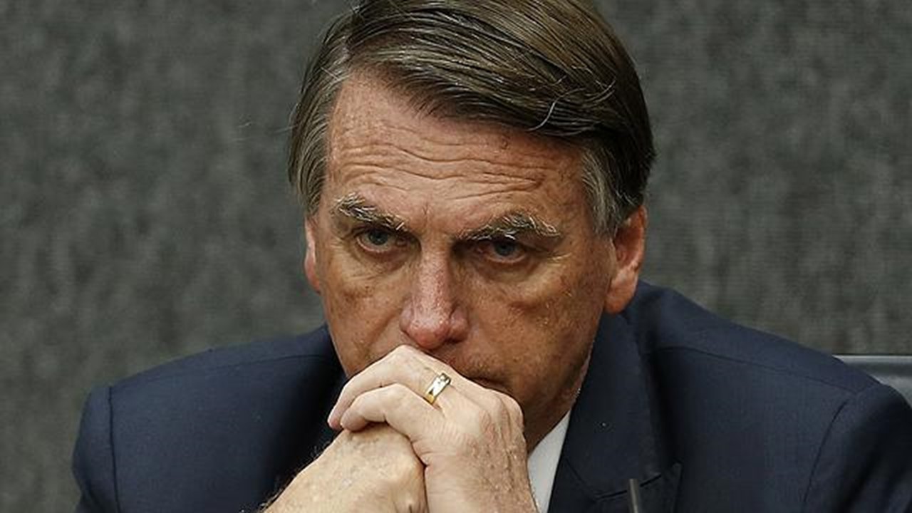 O ex-presidente Jair Bolsonaro foi condenado definitivamente a 27 anos e 3 meses de prisão em regime fechado pela Primeira Turma do Supremo Tribunal Federal (STF) por sua participação em