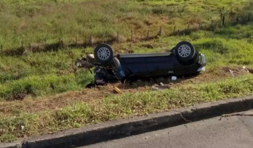 Duas pessoas morrem após carro cair em ribanceira na Dutra