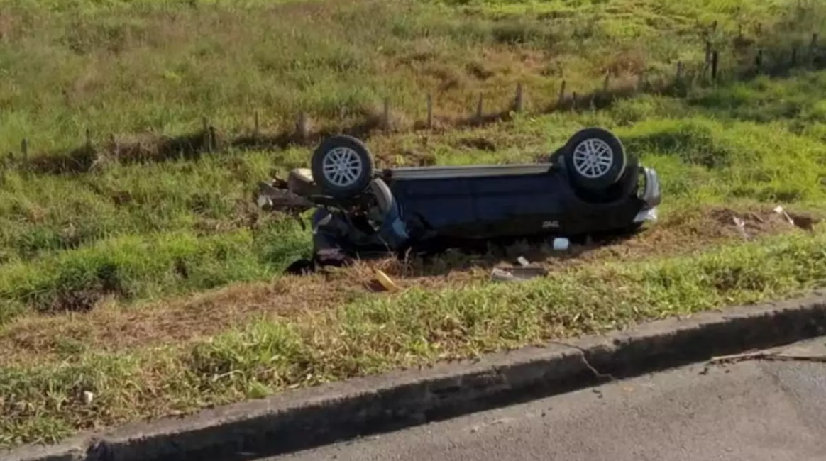 Duas pessoas morrem após carro cair em ribanceira na Dutra