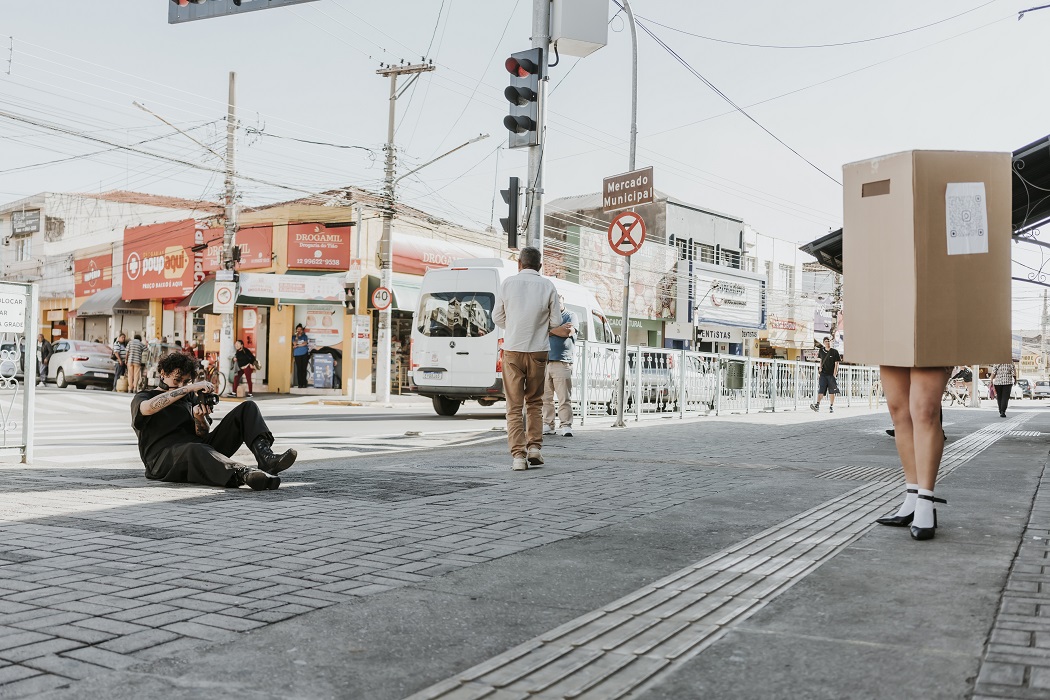 Performances ocupam espaços de Jacareí com arte e crítica social