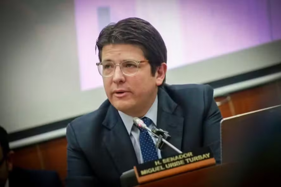 Morre Miguel Uribe, pré-candidato à presidência da Colômbia