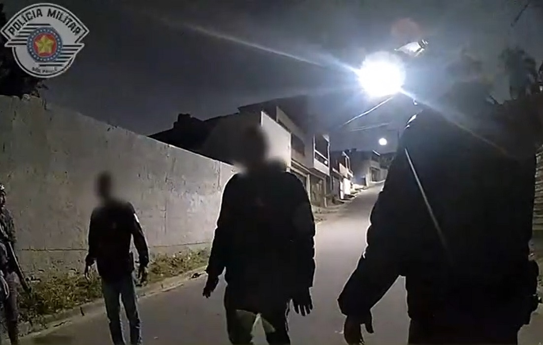 Homens que se passavam por policiais são presos por extorquir família boliviana