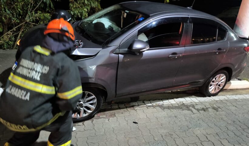 Acidente entre dois veículos mobiliza bombeiros no Litoral Norte de SP