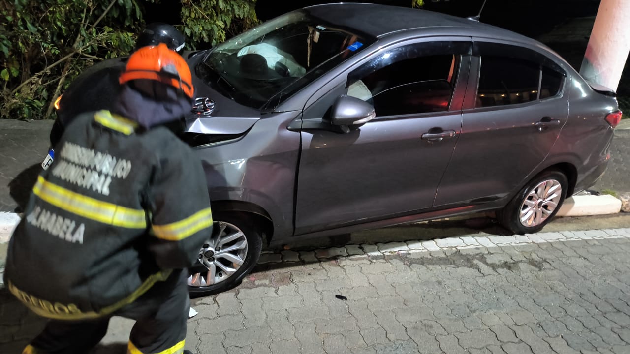 Acidente entre dois veículos mobiliza bombeiros no Litoral Norte de SP