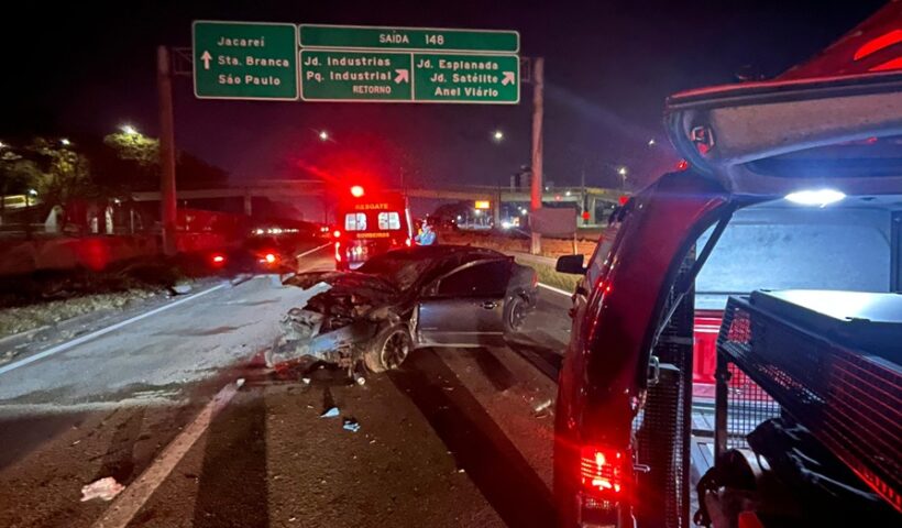 Jovem é lançado de carro, tem parada cardíaca e é salvo por bombeiros na Dutra