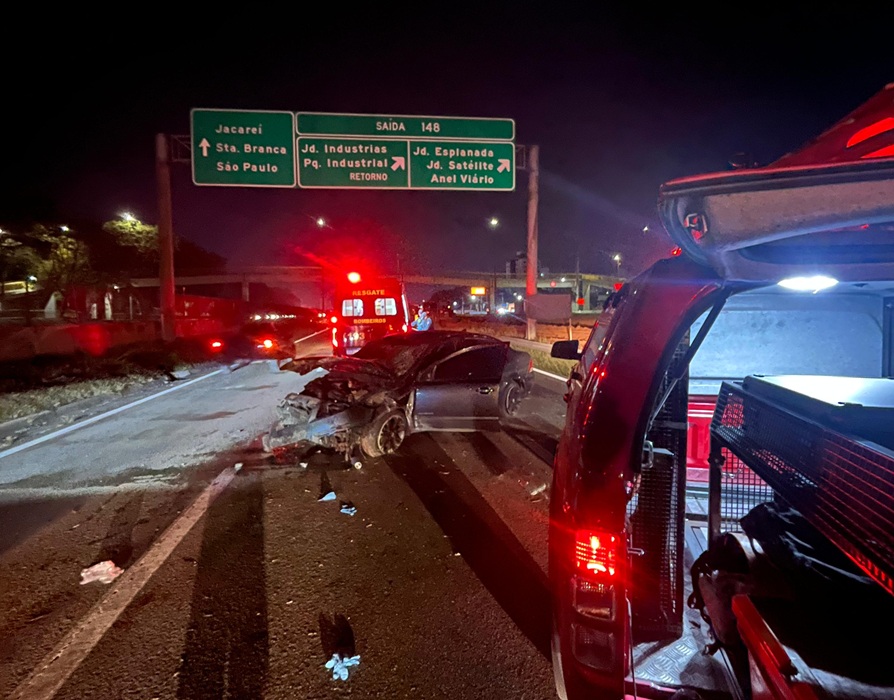 Jovem é lançado de carro, tem parada cardíaca e é salvo por bombeiros na Dutra