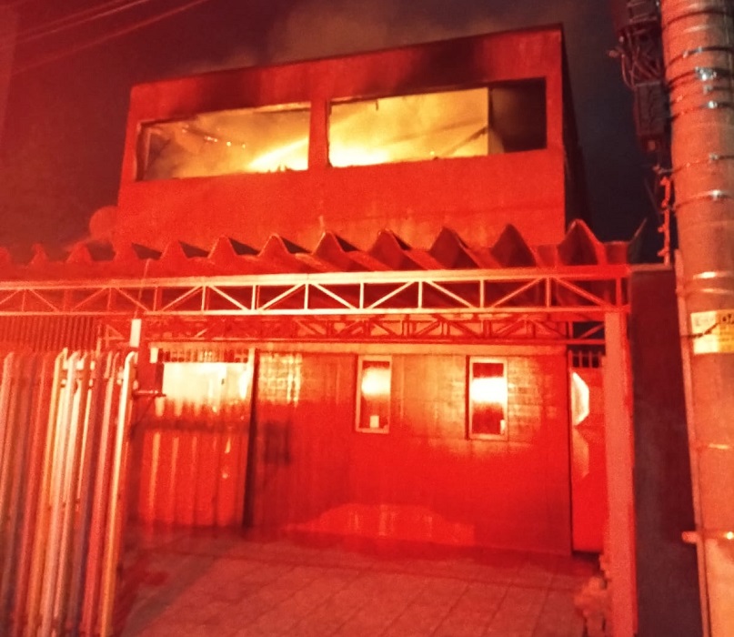 Incêndio em casa de Taubaté é controlado pelos bombeiros