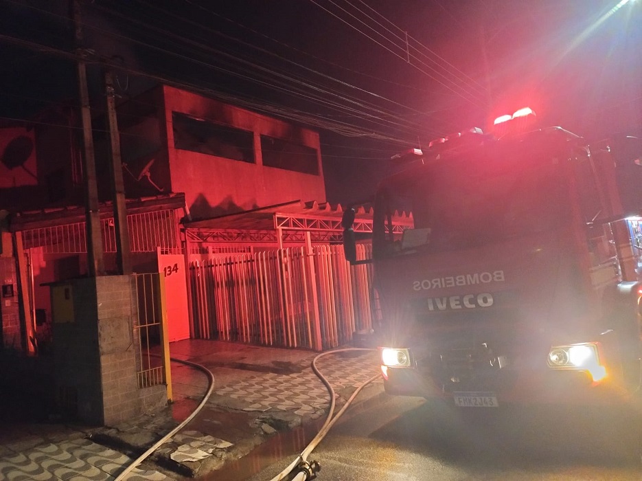 Incêndio em casa de Taubaté é controlado pelos bombeiros
