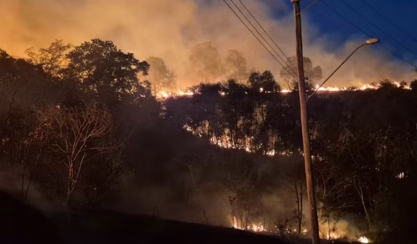 Um incêndio de grandes proporções atingiu o Parque Itaim, em Taubaté, mobilizando equipes da Defesa Civil e do Corpo de Bombeiros durante a tarde e a noite deste sábado (16)