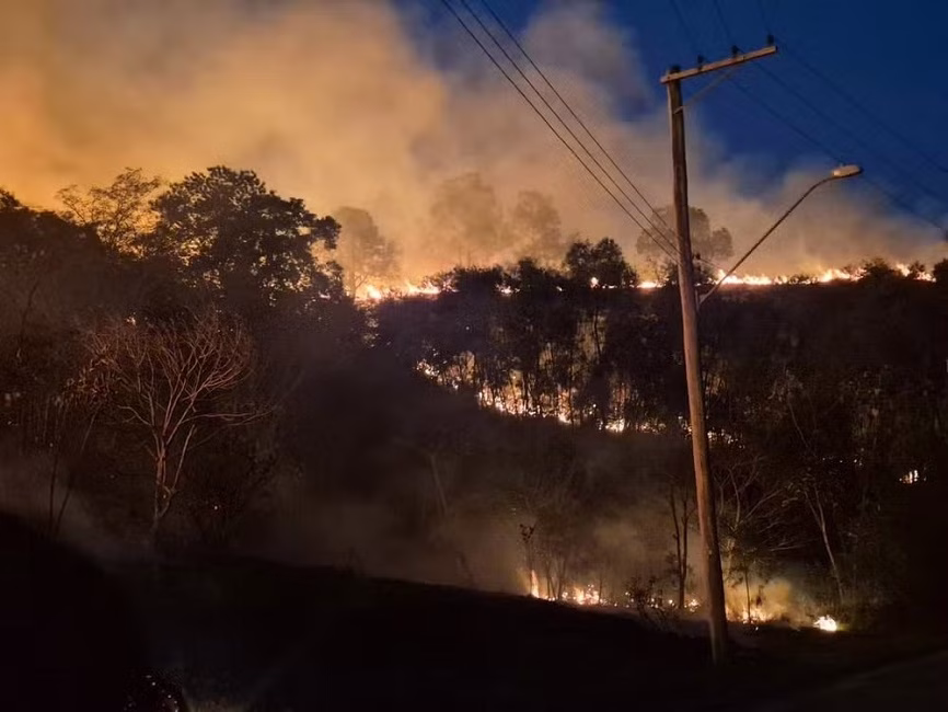 Um incêndio de grandes proporções atingiu o Parque Itaim, em Taubaté, mobilizando equipes da Defesa Civil e do Corpo de Bombeiros durante a tarde e a noite deste sábado (16)