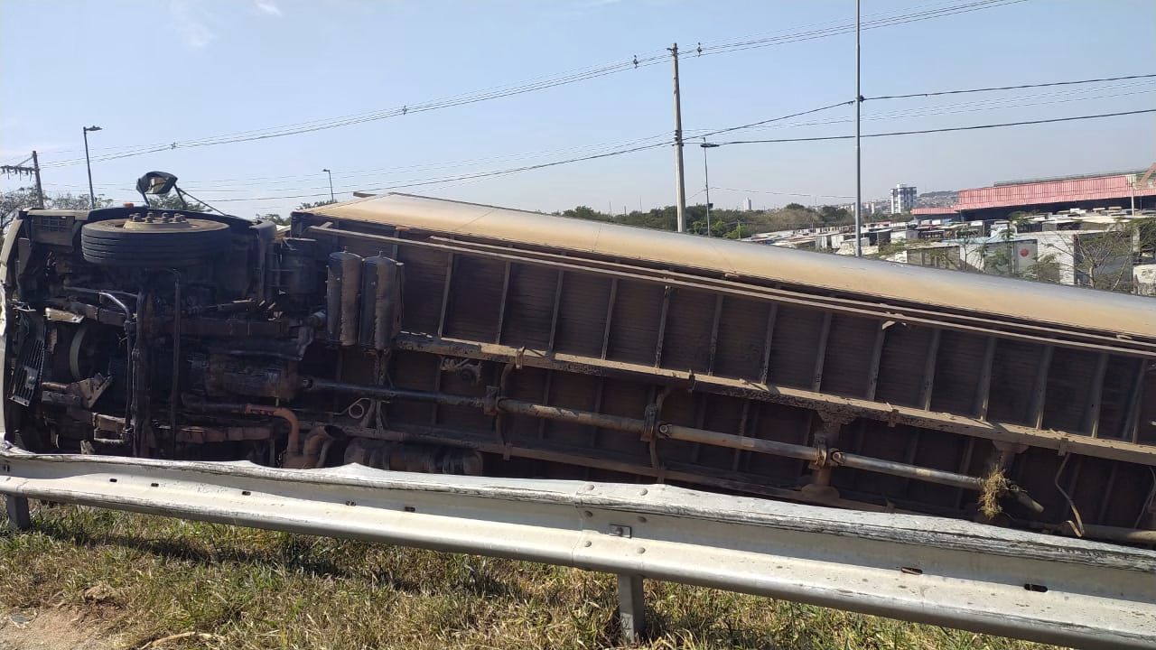 Caminhão carregado de caixões tomba na Dutra em Jacareí