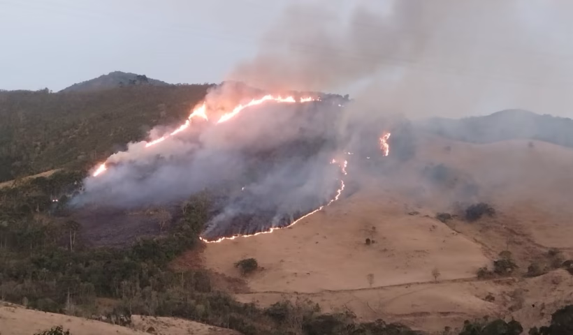 Incêndio ameaça área de mata e mobiliza bombeiros em Cunha