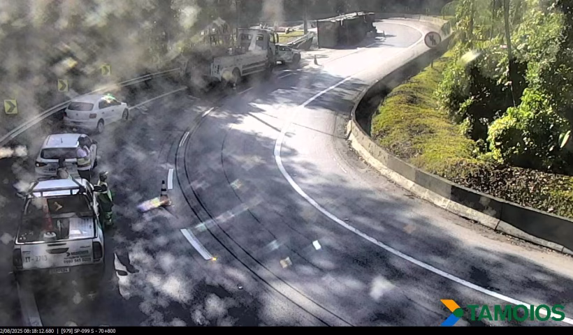 Carreta tomba na Tamoios e complica tráfego na Serra Antiga