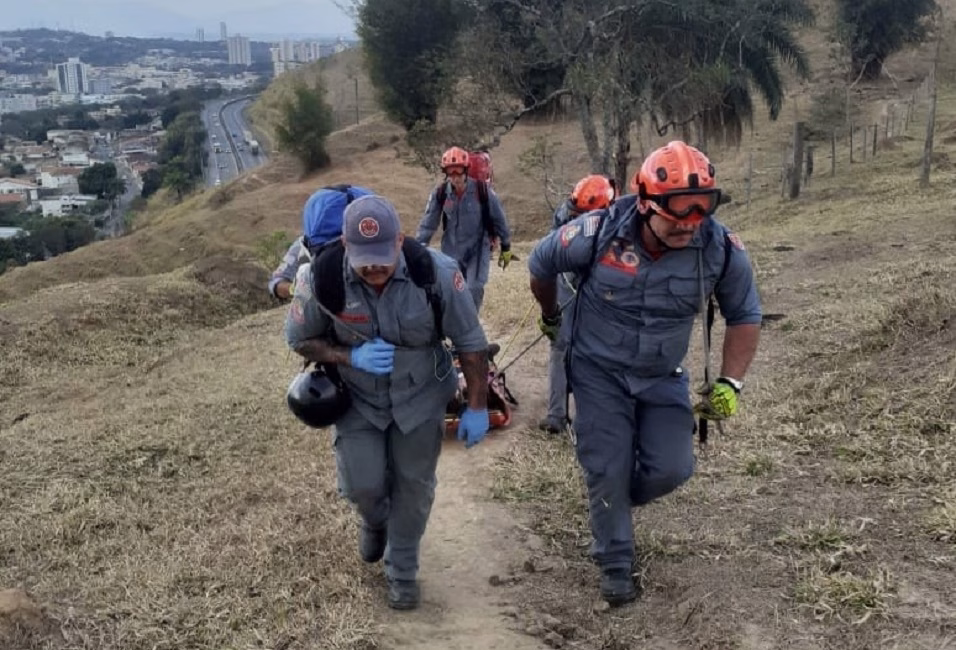 Homem sofre queda de paraglider e é resgatado em Guaratinguetá