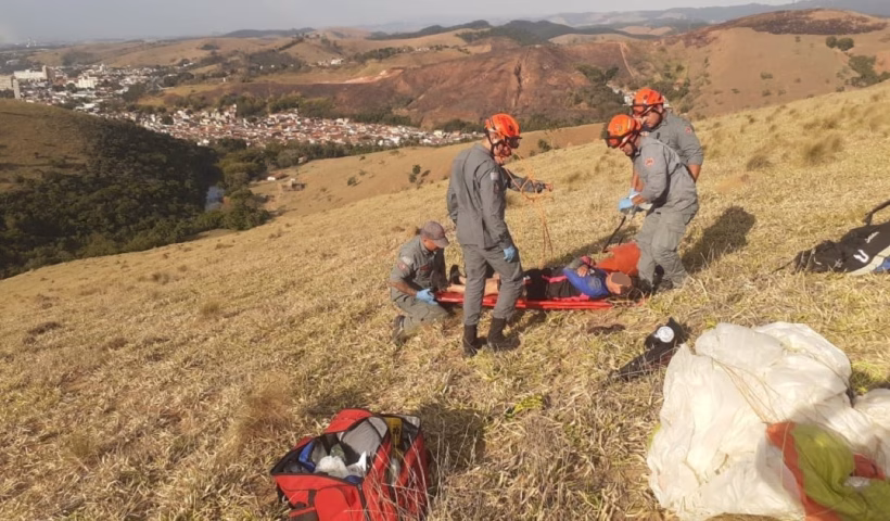 Homem sofre queda de paraglider e é resgatado em Guaratinguetá