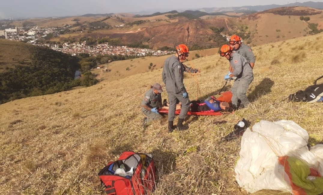 Homem sofre queda de paraglider e é resgatado em Guaratinguetá