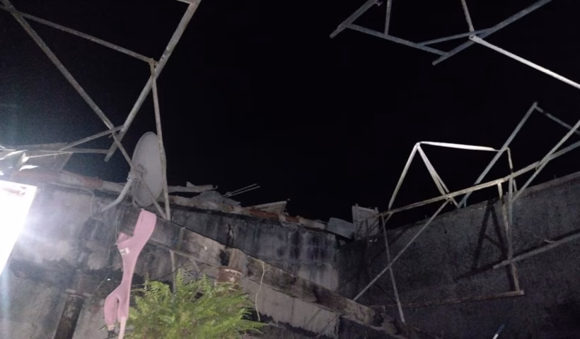 Desabamento de galpão fere quatro e desaloja 16 moradores em Jacareí
