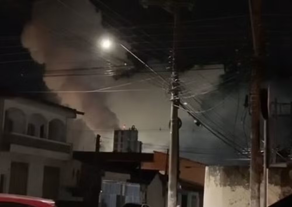 fumaça branca vindo de dentro do Complexo Químico da BASF, em Guaratinguetá