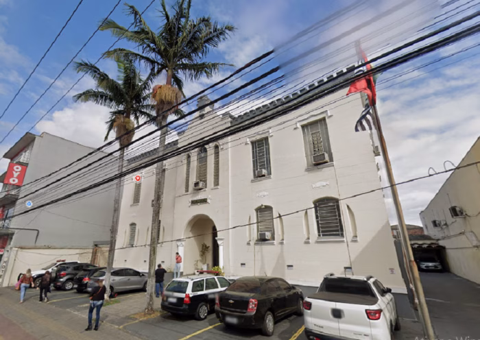 A Polícia Civil de Jacareí investiga uma tentativa de homicídio registrada na noite deste domingo (26), na Avenida Dom Pedro I, no bairro Parque dos