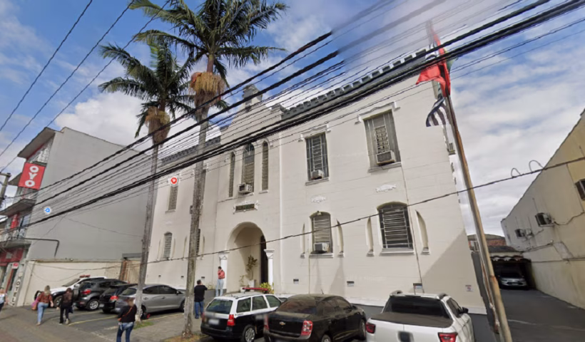 A Polícia Civil de Jacareí investiga uma tentativa de homicídio registrada na noite deste domingo (26), na Avenida Dom Pedro I, no bairro Parque dos