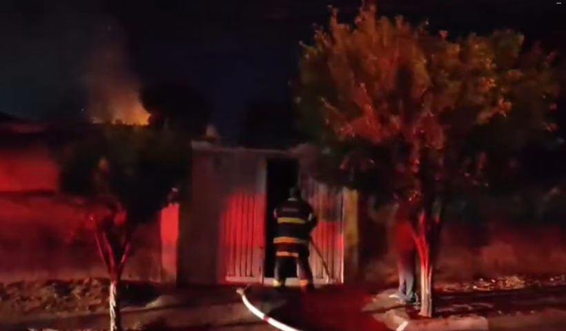 Incêndio atinge quintal com entulhos em Jacareí