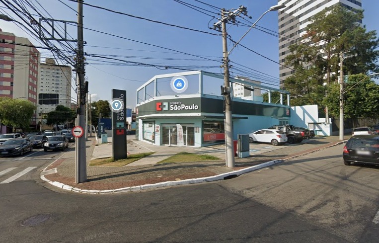 farmácia está localizada na Avenida Doutor Ademar de Barros, no centro de São José dos Campos