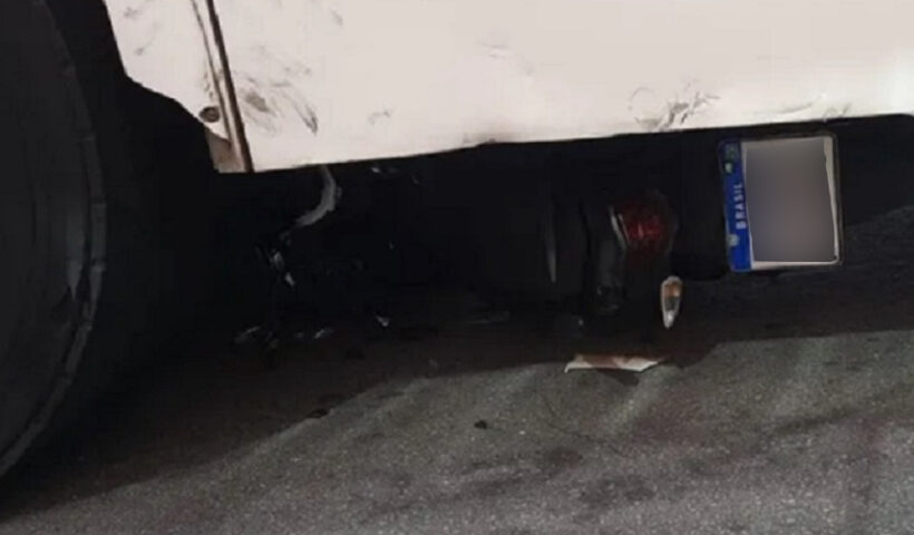 Um motociclista ficou ferido na tarde desta terça-feira (12) após avançar o sinal vermelho e ser atingido por um ônibus no cruzamento da Rua Olímpio Catão com a Rua Barão, no Centro de Jacareí.