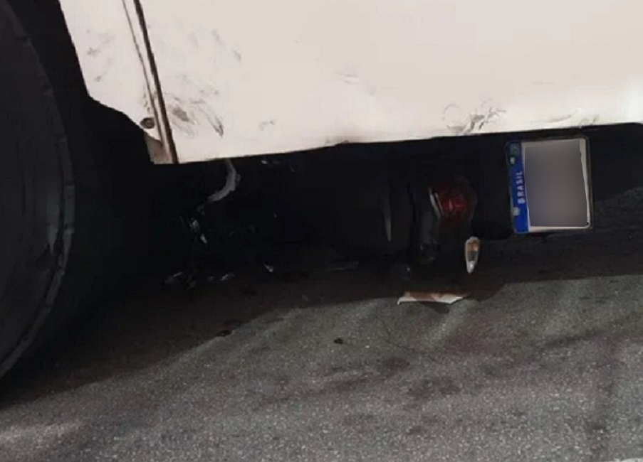 Um motociclista ficou ferido na tarde desta terça-feira (12) após avançar o sinal vermelho e ser atingido por um ônibus no cruzamento da Rua Olímpio Catão com a Rua Barão, no Centro de Jacareí.
