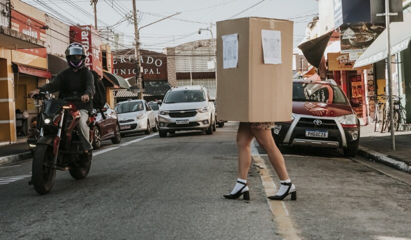Performances ocupam espaços de Jacareí com arte e crítica social
