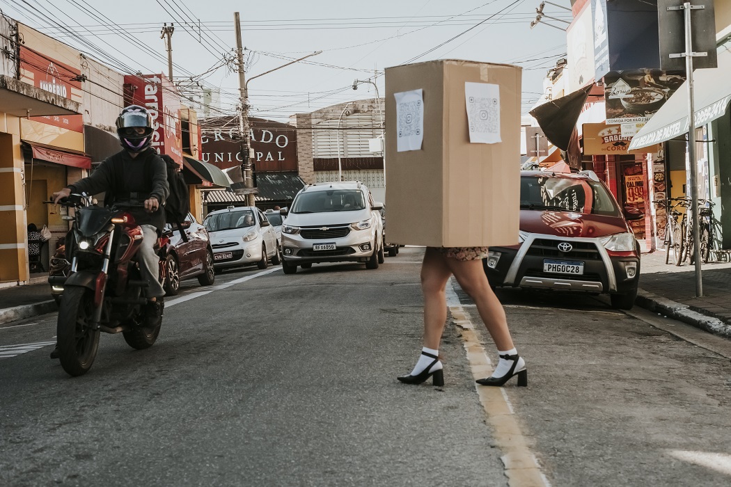 Performances ocupam espaços de Jacareí com arte e crítica social