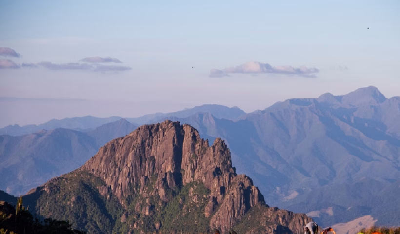 Homem de 60 anos morre após mal súbito em trilha no Pico dos Marins