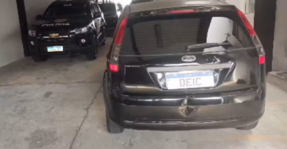 Carro utilizado no furto de mais de 100 notebooks em uma escola estadual de Taubaté, no último dia 6 de agosto