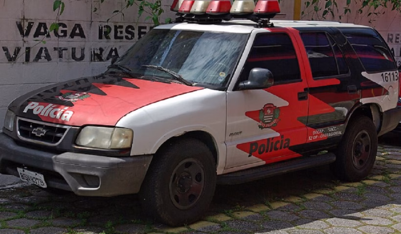 Uma operação da Polícia Civil de Queluz, realizada nesta quinta-feira (25), resultou na prisão em flagrante de um grupo acusado de tráfico de drogas, associação criminosa e porte ilegal de arma de fogo, no município de Areias