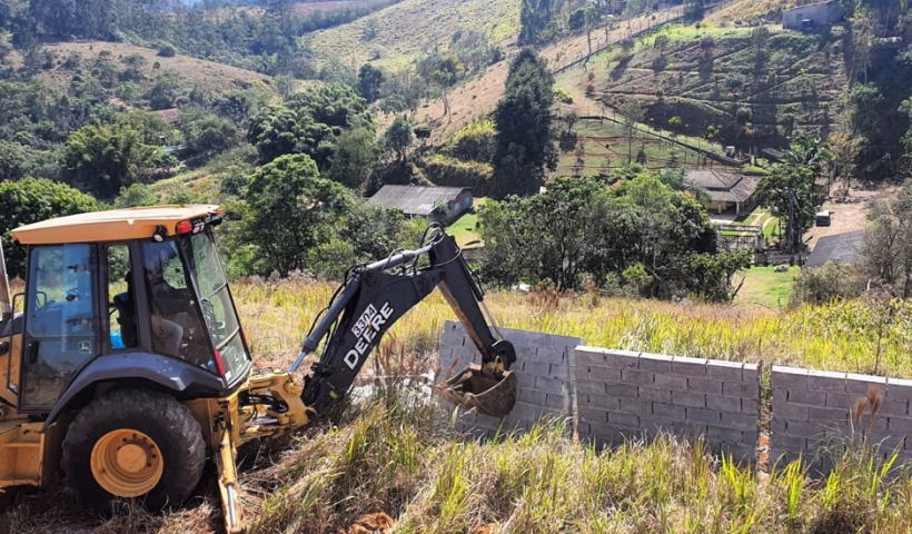 A criação dos loteamentos irregulares estavam sendo construídos no bairro Pau de Saia