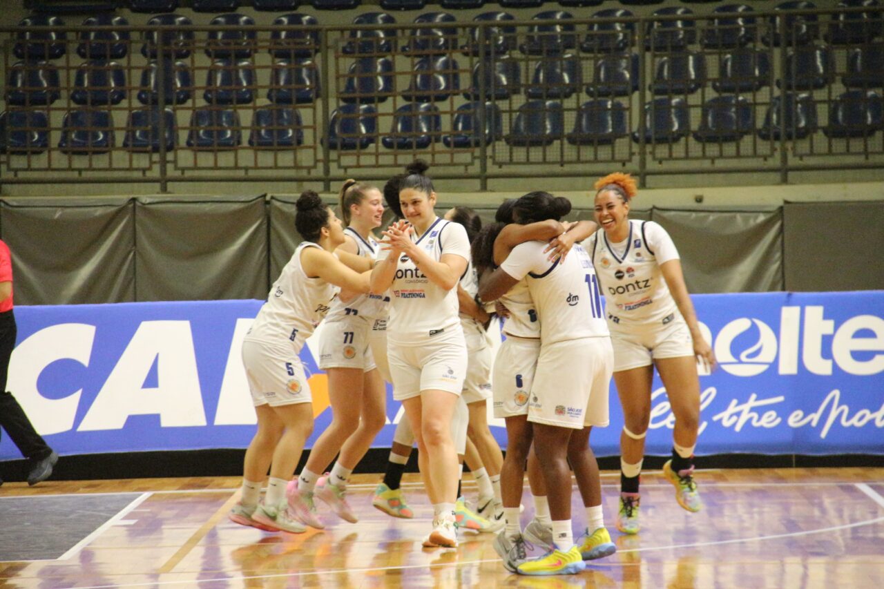 Jogadoras do São José Basketball Feminino comemoram terceira colocação geral na LBF 2025