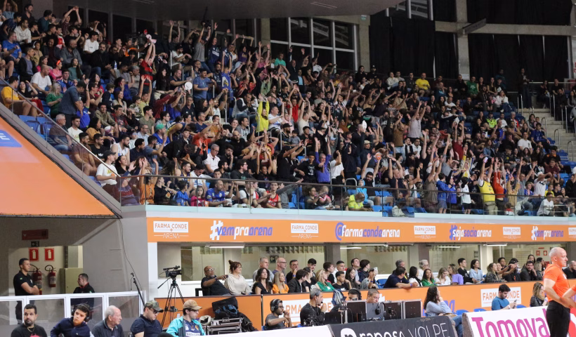 Torcida do São José Basketball na Farma Conde Arena