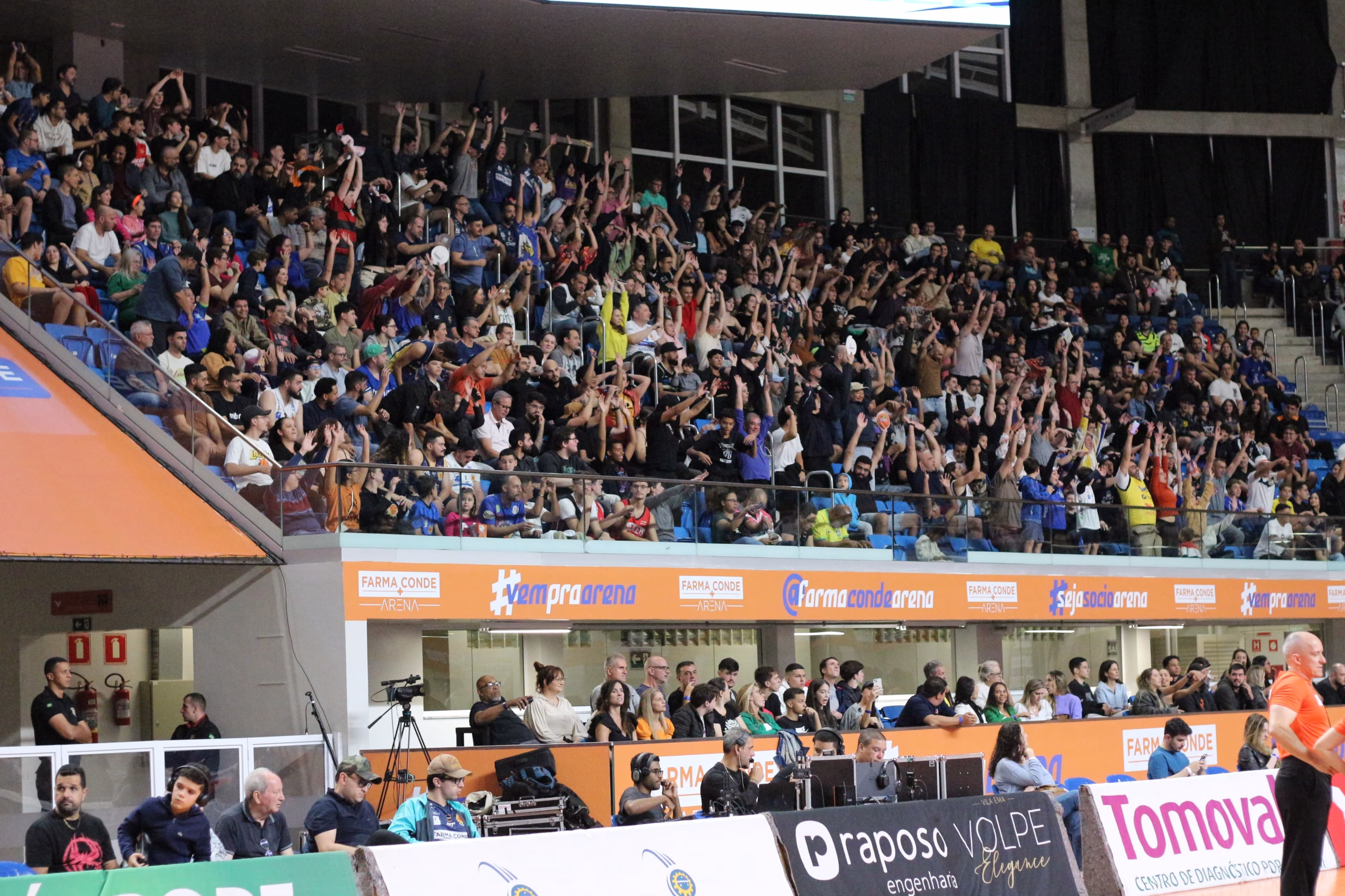 Torcida do São José Basketball na Farma Conde Arena