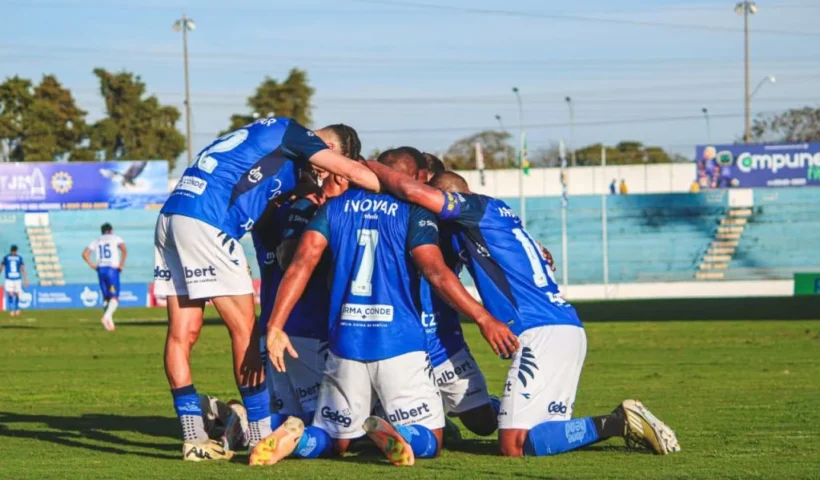 Jogadores do São José EC comemoram vitória sobre o Santo André no estádio Martins Pereira