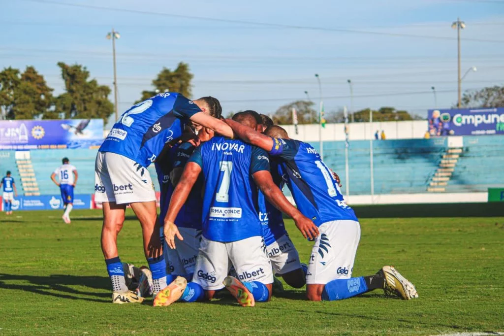 Jogadores do São José EC comemoram vitória sobre o Santo André no estádio Martins Pereira