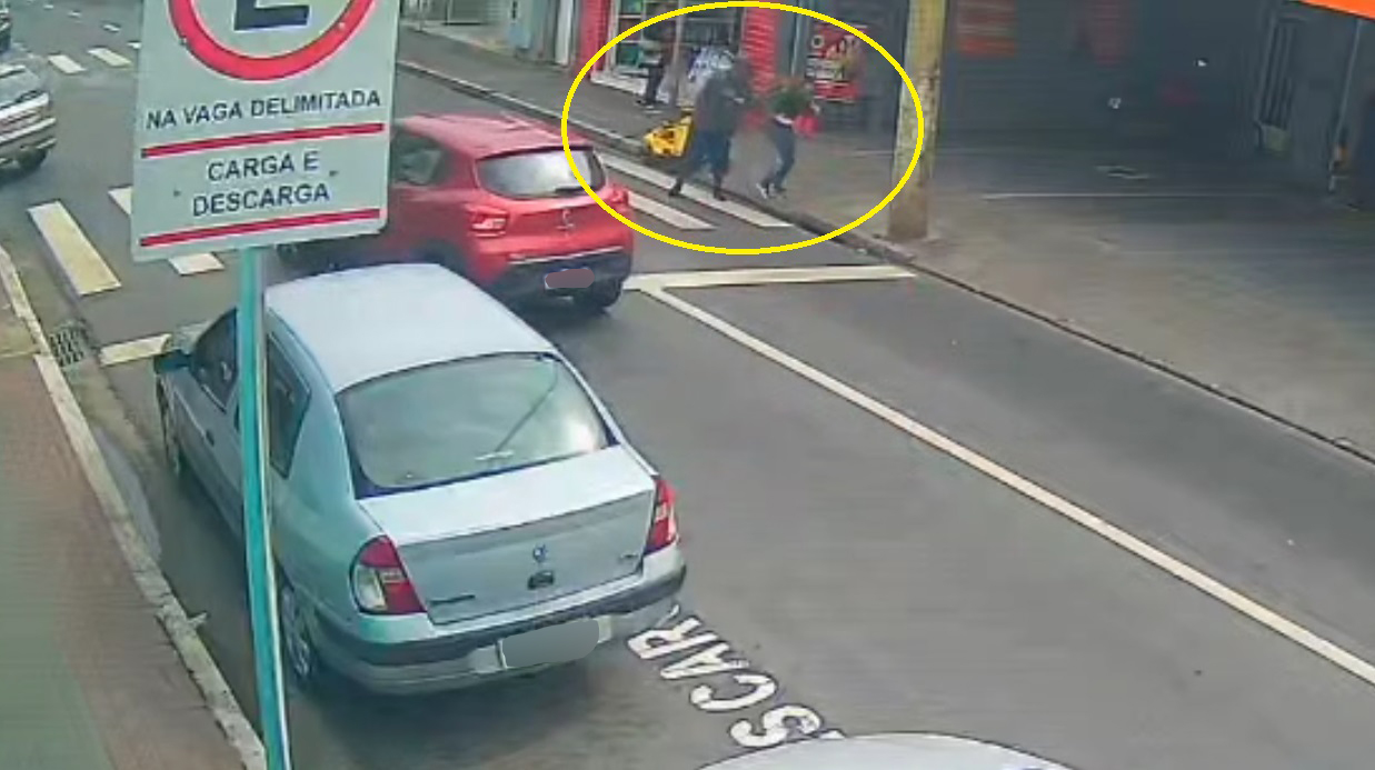 Mãe impede sequestro de bebê em avenida movimentada de São José