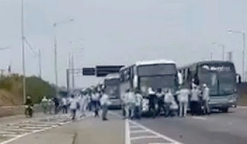 Um confronto entre integrantes das torcidas organizadas Mancha Verde, do Palmeiras, e Gaviões da Fiel, do Corinthians,