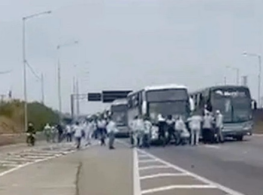 Um confronto entre integrantes das torcidas organizadas Mancha Verde, do Palmeiras, e Gaviões da Fiel, do Corinthians,