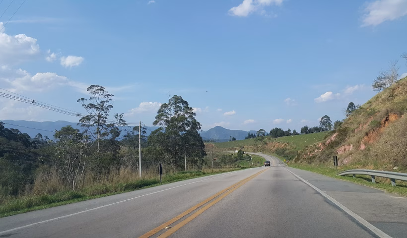 Um grave acidente registrado na noite de sábado (30) deixou um motociclista gravemente ferido na Rodovia Amador Bueno da Veiga, em Tremembé.